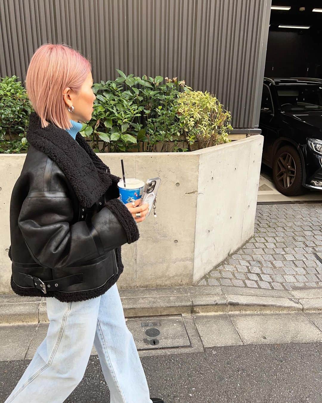 のインスタグラム：「.  ちょっと短めのボアライダース🖤 短めなのも最近好き🥰✌️  インナーのタートルも 今年はブルー気分でお気に入り🩵 これタイトすぎなくて 身体のライン出過ぎないのもいいの😎👏  両方今日発売のアイテム🫶 @__segur.__   #冬コーデ#ボアライダース#ボアブルゾン#冬アウター#カジュアルコーデ#大人カジュアルコーデ#オトナカジュアルコーデ#ゆるコーデ#158cmコーデ#骨格ナチュラルコーデ#きょこ#30代ファッション#30代コーデ#デニムコーデ#デニムパンツ」