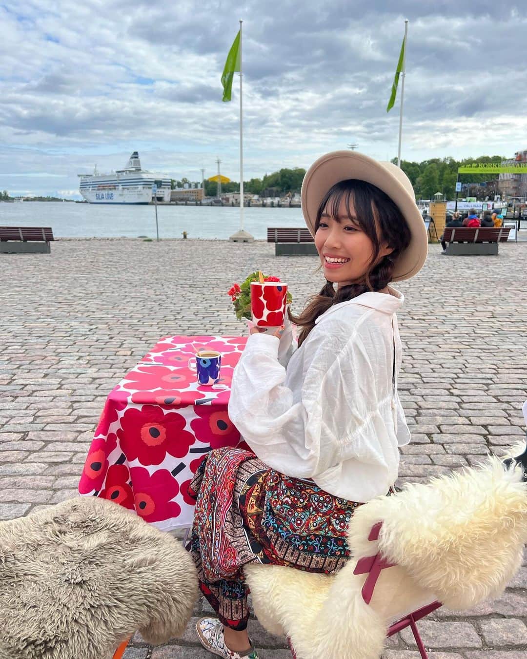 溝呂木世蘭さんのインスタグラム写真 - (溝呂木世蘭Instagram)「フィンランドのブランド、マリメッコをふんだんに使ったカフェを発見しました♡  📍Market Square, Helsinki  眺めも良くて落ち着けるし、 近くにはマーケットがあって、美味しいご飯とかフィンランドっぽい雑貨とかが買えたよ🇫🇮  #フィンランド#Finland#ヘルシンキ#Helsinki#マリメッコ#marimekko#カフェ#北欧旅#北欧#旅好き#ヨーロッパ#ヨーロッパ旅#旅行#海外移住#海外旅行#旅好きな人と繋がりたい」11月24日 19時47分 - seran_0422