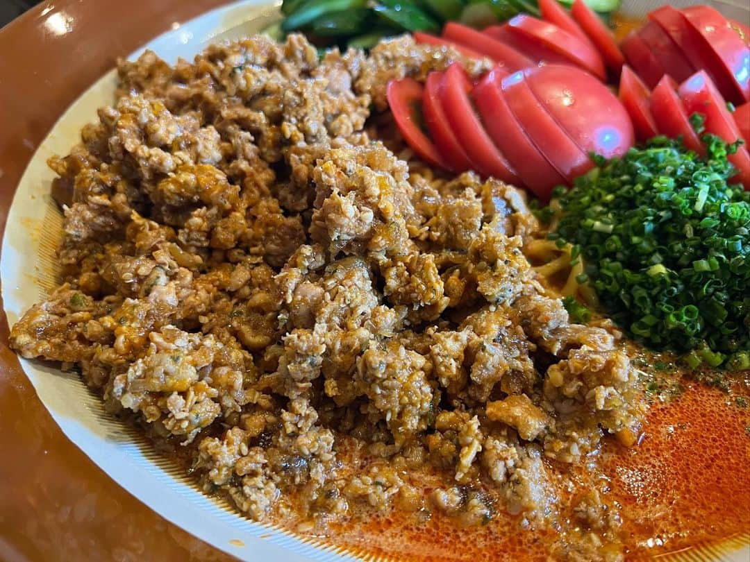 かこさんのインスタグラム写真 - (かこInstagram)「萩さんのハードチャレンジメニュー🍅冷やしゴマ豆乳担々麺6kg！15分以内完食で料金無料🉐 トマトときゅうりがゴロゴロ🥒✨ひき肉もめちゃくちゃ荒くて肉肉しさ最強🥹✨何より麺が美味しい😭✨萩さんはラーメン屋さんも始めたそうで、そりゃ美味しいに決まっとるやん！！っていう麺🍜萩さんが作るお料理も大好き🥰🥰YouTubeにチャレンジ動画上がってます❤️‍🔥 #炭火やきとり萩 #萩 #ゴマ豆乳担々麺 #担々麺 #チャレンジメニュー #ramen #デカ盛り #大食い #はらぺこツインズ #双子 #먹방 #대식가 #먹팔 #먹팔해요 #먹스타그램 #대식가 #mukbank #大胃王 #モッパン #ความตะกละ  #Gula」11月24日 19時48分 - harapeko__kako