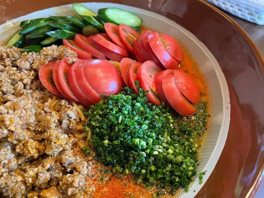かこさんのインスタグラム写真 - (かこInstagram)「萩さんのハードチャレンジメニュー🍅冷やしゴマ豆乳担々麺6kg！15分以内完食で料金無料🉐 トマトときゅうりがゴロゴロ🥒✨ひき肉もめちゃくちゃ荒くて肉肉しさ最強🥹✨何より麺が美味しい😭✨萩さんはラーメン屋さんも始めたそうで、そりゃ美味しいに決まっとるやん！！っていう麺🍜萩さんが作るお料理も大好き🥰🥰YouTubeにチャレンジ動画上がってます❤️‍🔥 #炭火やきとり萩 #萩 #ゴマ豆乳担々麺 #担々麺 #チャレンジメニュー #ramen #デカ盛り #大食い #はらぺこツインズ #双子 #먹방 #대식가 #먹팔 #먹팔해요 #먹스타그램 #대식가 #mukbank #大胃王 #モッパン #ความตะกละ  #Gula」11月24日 19時48分 - harapeko__kako