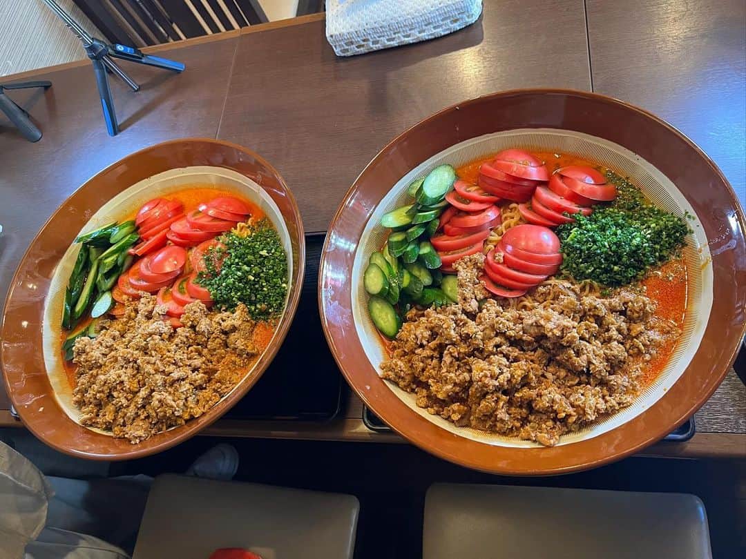 かこさんのインスタグラム写真 - (かこInstagram)「萩さんのハードチャレンジメニュー🍅冷やしゴマ豆乳担々麺6kg！15分以内完食で料金無料🉐 トマトときゅうりがゴロゴロ🥒✨ひき肉もめちゃくちゃ荒くて肉肉しさ最強🥹✨何より麺が美味しい😭✨萩さんはラーメン屋さんも始めたそうで、そりゃ美味しいに決まっとるやん！！っていう麺🍜萩さんが作るお料理も大好き🥰🥰YouTubeにチャレンジ動画上がってます❤️‍🔥 #炭火やきとり萩 #萩 #ゴマ豆乳担々麺 #担々麺 #チャレンジメニュー #ramen #デカ盛り #大食い #はらぺこツインズ #双子 #먹방 #대식가 #먹팔 #먹팔해요 #먹스타그램 #대식가 #mukbank #大胃王 #モッパン #ความตะกละ  #Gula」11月24日 19時48分 - harapeko__kako