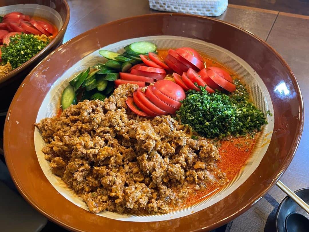 かこのインスタグラム：「萩さんのハードチャレンジメニュー🍅冷やしゴマ豆乳担々麺6kg！15分以内完食で料金無料🉐 トマトときゅうりがゴロゴロ🥒✨ひき肉もめちゃくちゃ荒くて肉肉しさ最強🥹✨何より麺が美味しい😭✨萩さんはラーメン屋さんも始めたそうで、そりゃ美味しいに決まっとるやん！！っていう麺🍜萩さんが作るお料理も大好き🥰🥰YouTubeにチャレンジ動画上がってます❤️‍🔥 #炭火やきとり萩 #萩 #ゴマ豆乳担々麺 #担々麺 #チャレンジメニュー #ramen #デカ盛り #大食い #はらぺこツインズ #双子 #먹방 #대식가 #먹팔 #먹팔해요 #먹스타그램 #대식가 #mukbank #大胃王 #モッパン #ความตะกละ  #Gula」