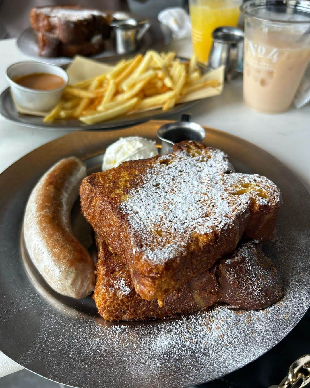 中野優香さんのインスタグラム写真 - (中野優香Instagram)「週末の市ヶ谷、飯田橋巡り✨☕️  @canalcafe_official  ドリンクのみでデッキ利用でした🙆 デッキ席は席数がかなり多くて、11:30openと同時くらいに入店で12:30ごろまでいたけどずっとゆとりありでした🙆 カフェラテはシンプルなお味でした☕️  @no.4_kojimachi  ここのフレンチトーストはずっと前からインスタで見ていて気になってた🥹 トロトロ系も好きだけどこちらはジュワッと系✨ 私は表面こんがりのフレンチトーストが好きなのでとっても好みでした🫣 トッピングでソーセージ、追加でポテトフライ これが大正解でした✨あまじょっぱいが最高でした😭 特にポテトフライのコチュジャンソースが美味😭  10:30ごろ到着で整理券を取り、入店は2時間後くらい！ かなり待ちましたが満足度高めでした🙆  #飯田橋#市ヶ谷#飯田橋カフェ#市ヶ谷カフェ#市ヶ谷グルメ#飯田橋グルメ#モーニング#カフェ#カフェ巡り#カフェランチ#フレンチトースト#フレンチトーストモーニング#東京カフェ#東京カフェ部#東京カフェ巡り#都内カフェ#都内グルメ#都内ランチ#ナカノのグルメ」11月24日 19時49分 - yuuka._.nakano