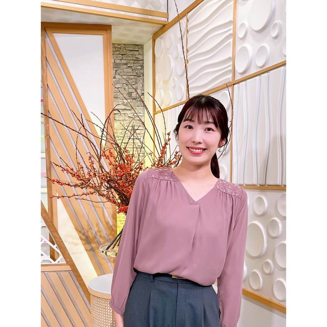 小林美沙希のインスタグラム：「． 金曜日の衣装は ピンクのブラウスでした😊 ． レースがポイントになっていてかわいいです💓 ． 自撮りは忘れました…！！ ． #沖縄#Okinawa  沖縄テレビ#ニュース #アナウンサー #小林美沙希 #アナウンサーコーデ #アナウンサー衣装#衣装 #ファッション#fashion #衣装協力」