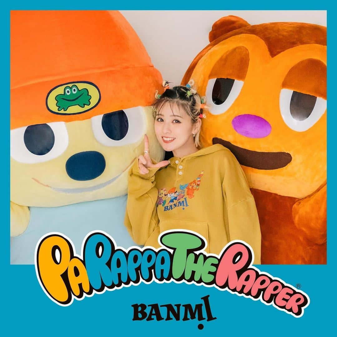 坂美来乃さんのインスタグラム写真 - (坂美来乃Instagram)「✴️PARAPPA THE RAPPER × BANMI ✴️  大好きなパラッパラッパーとBANMIがコラボすることになりました！🥹🤧😭🎊㊗️🎉  普段からわたしのSNSを見ていただいてる方は分かると思うのですが、本当に本当に大好きなんです…！ 小さい頃にパラッパラッパーのゲームをしたのをきっかけにどハマりしてしまい、今でもお部屋にはパラッパラッパーのグッズがたくさんあります🎮💟  小さい頃はパラッパのクッションと一緒に毎日寝てました😴 パラッパになりたくて、オレンジのビーニーに太いデニムパンツを履いてた時もありました…  そんな大好きなキャラクターとコラボできるなんて、 今もまだ信じられません…！本当…もう…やばいです🥺 ちなみに私のパラッパ愛を知っている母はわたし以上に大喜びしてくれました🫂💖  まさかパラッパラッパーとコラボする日が来るなんて… パラッパとP.Jベリーに挟まれて撮影する日が来るなんて… はーーーー！！！好きと言い続けてよかった🥹  アイテムの詳しい詳細は追って載せますが、どのアイテムもほんとーーーーーうに可愛いのでぜひゲットしてください🎅🏻🎀 12/2の大阪POPUPから販売開始です！！！  【PARAPPA THE RAPPER】 1996年にリリースされたPlayStation用ゲーム 主人公のパラッパがラップの武者修行をしていくストーリーで、"音ゲーの教祖“とも呼ばれ、世界中で愛されている。」11月24日 19時50分 - rockbq69