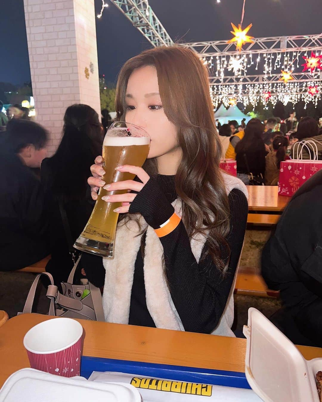 坂井朝香さんのインスタグラム写真 - (坂井朝香Instagram)「ビール大好き女子❤️  ♯クリスマスマーケット」11月24日 19時50分 - asaka_sakai_