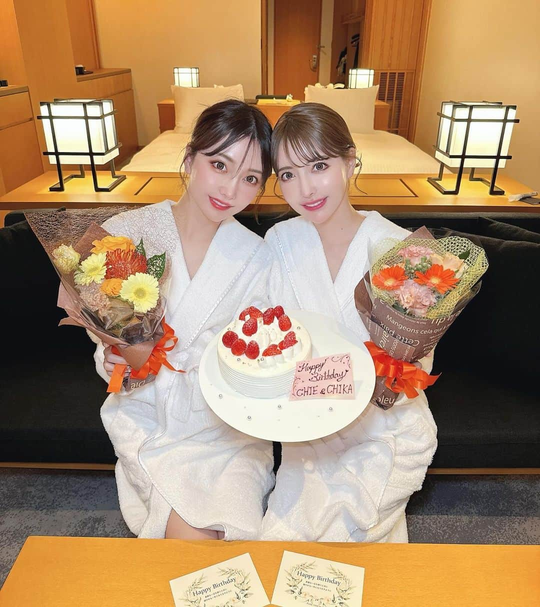 吉川ちえさんのインスタグラム写真 - (吉川ちえInstagram)「【Happybirthday🍊🧡】 . 先日ちか夫婦と友達と熱海の パールスターホテルに宿泊した時 サプライズして貰った🎁💕😭 私までちゃっかり ありがたいです😂😂❤️泣 ホテルのケーキ美味しすぎてこんな 大きいのにすぐ無くなった😍💓笑 . 幸せいっぱいの1日でした♡ . #birthday #サプライズ #熱海旅行 #パールスターホテル」11月24日 19時50分 - yoshikawachie_16