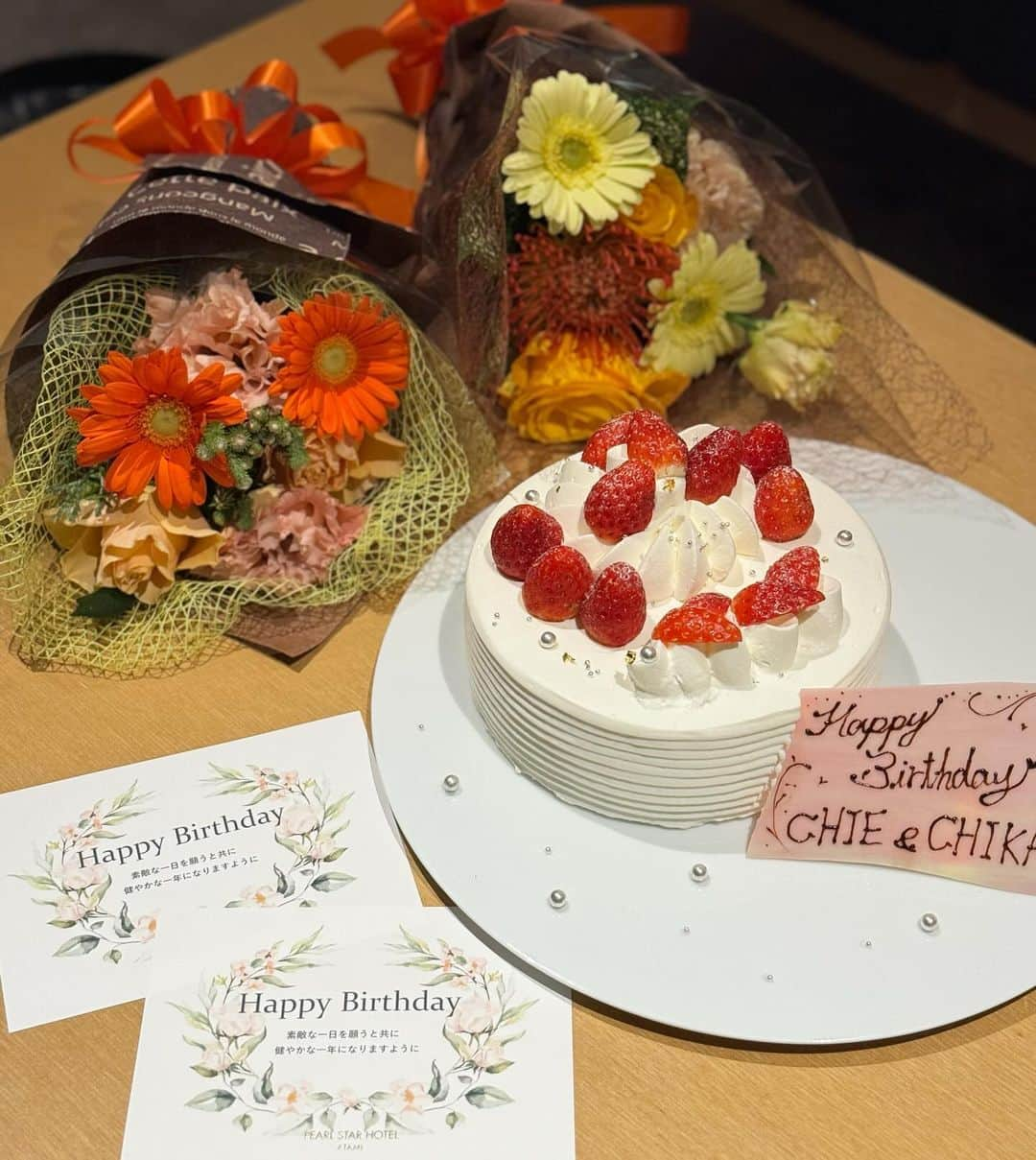 吉川ちえさんのインスタグラム写真 - (吉川ちえInstagram)「【Happybirthday🍊🧡】 . 先日ちか夫婦と友達と熱海の パールスターホテルに宿泊した時 サプライズして貰った🎁💕😭 私までちゃっかり ありがたいです😂😂❤️泣 ホテルのケーキ美味しすぎてこんな 大きいのにすぐ無くなった😍💓笑 . 幸せいっぱいの1日でした♡ . #birthday #サプライズ #熱海旅行 #パールスターホテル」11月24日 19時50分 - yoshikawachie_16