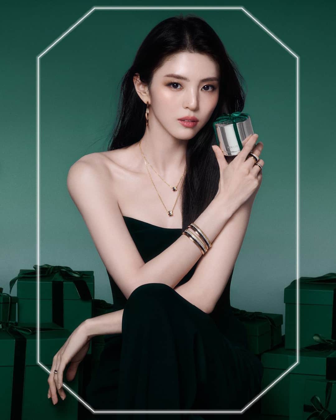 ブシュロンのインスタグラム：「A new guest is on her way to the Boucheron party! Han So Hee is bringing the new Boucheron box with her. What is she hiding inside?⁣ ⁣ @Xeesoxee ⁣ ⁣ #EmeraldEnchantment⁣ #BoucheronHoliday ⁣ #HanSoHee」