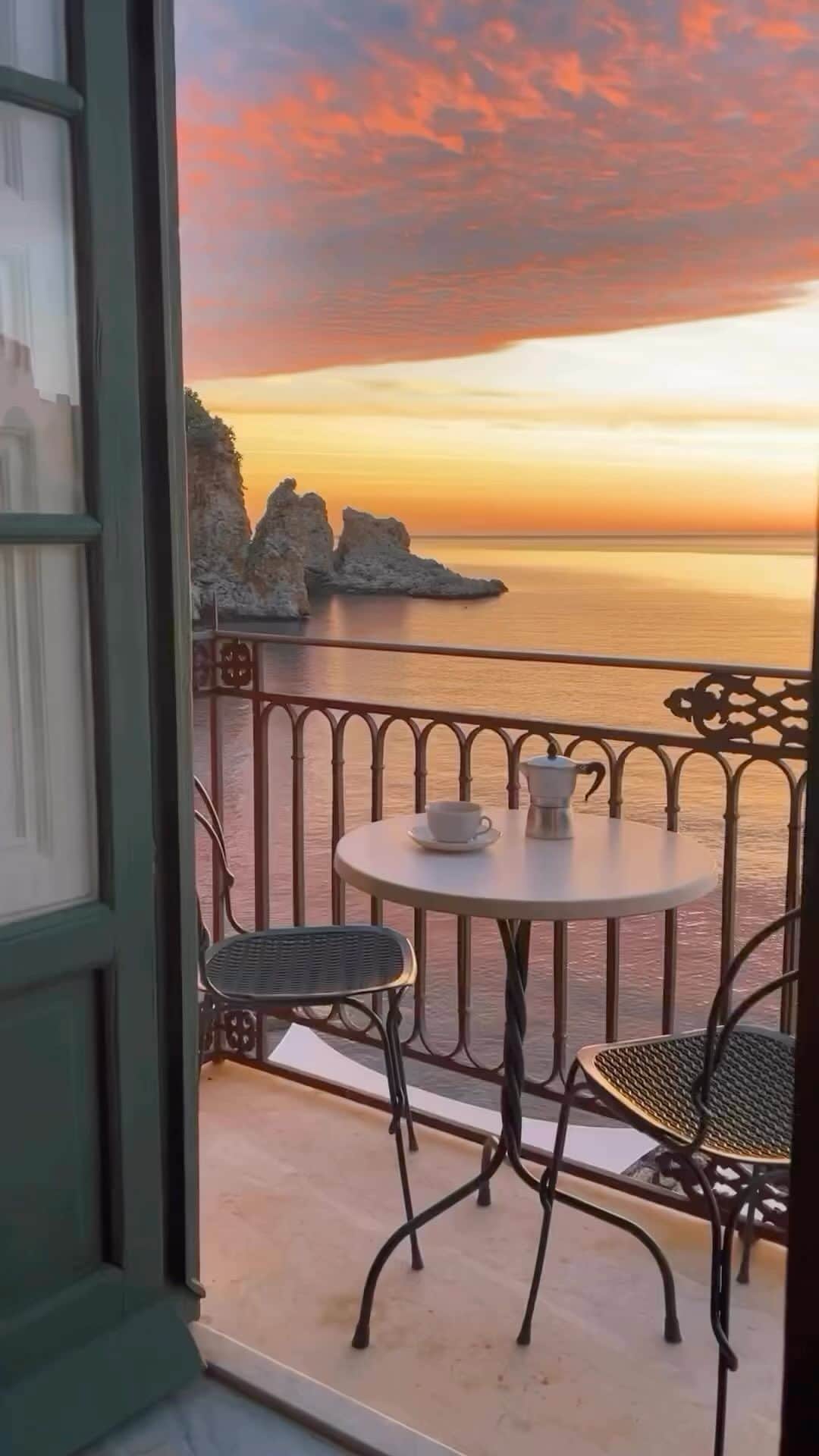 Wonderful Placesのインスタグラム：「Mornings in Sicily with @neil.travel .. ☀️ 🇮🇹  . . #sicily #sicilia #italy #italia #bellavita」