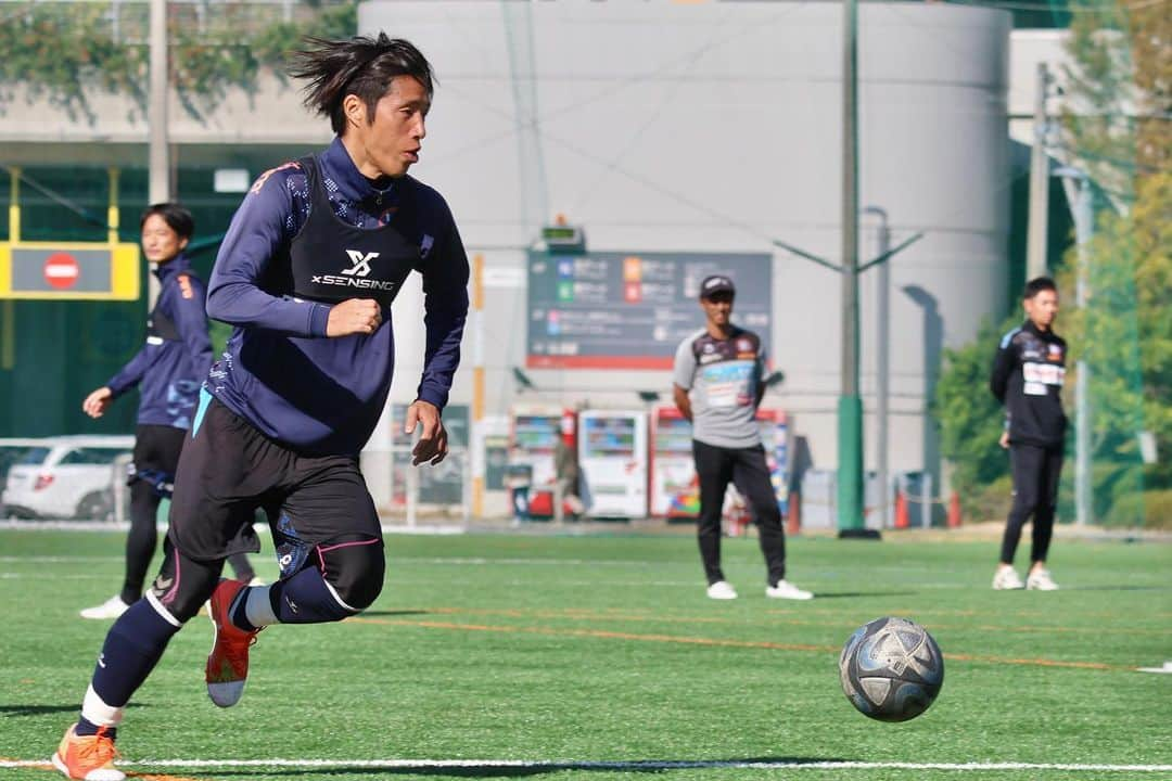 横浜スポーツ&カルチャークラブのインスタグラム：「. 🔵training🟠  11/24  training photo📸  #中里崇宏 #大越寛人 #佐川亮介 #佐藤大樹 #花房稔  ホーム最終戦👉 📅11/26（日）13:00ko 🆚#AC長野パルセイロ 👑#明治安田生命横浜支社THANKSMATCH 🏟#ニッパツ三ツ沢球技場  #yscc #Ｊリーグ #jleague #j3 #横浜 #本牧 #soccer #サッカー #bonera」