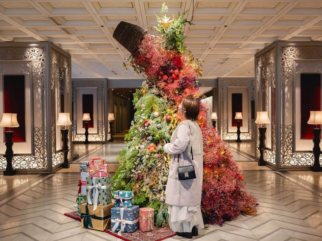 東京プリンスホテルさんのインスタグラム写真 - (東京プリンスホテルInstagram)「ホテル館内もクリスマスの雰囲気に🎄  ロビー中央の大きなツリーには、お客さまとホテルのスタッフで作成したオーナメントが飾られております✨ みなさまの思いが詰まった1つ1つのオーナメントが、 東京プリンスホテルのウィンターホリデーを彩ります。  ♡装飾にはロスフラワー®を使用したサステナブルな   オーナメントを使用しております。 ♡かわいいだけではない、地球にも優しい   クリスマスデコレーションです。  Share your own images with us by tagging @tokyoprincehotel  —————————————————————  #東京プリンスホテル #クリスマスの過ごし方 #クリスマスステイ #絶景はプリンスにある #東京タワー #クリスマスデコレーション #クリスマスツリー #ホテル装飾 #SDGｓ #ホリデーシーズン #tokyoprincehotel #christmas」11月24日 20時00分 - tokyoprincehotel