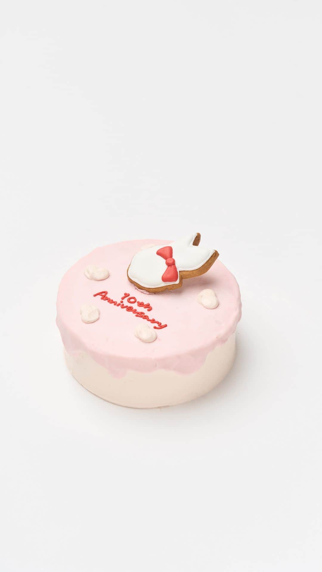USAGI ONLINEのインスタグラム：「. ⁡ USAGI ONLINEでご購入のお客様に、 USAGI ONLINE10周年を記念した ケーキモチーフのオリジナルクリスマスステッカーを プレゼント中！🎁🎄🎂 ⁡ ⁡ ⁡※オンライン限定のため、今現在 店舗でのお渡しは行っておりません。🙇 ⁡ ⁡ ⁡#usagionline #ウサギオンライン #usagionline_10th」