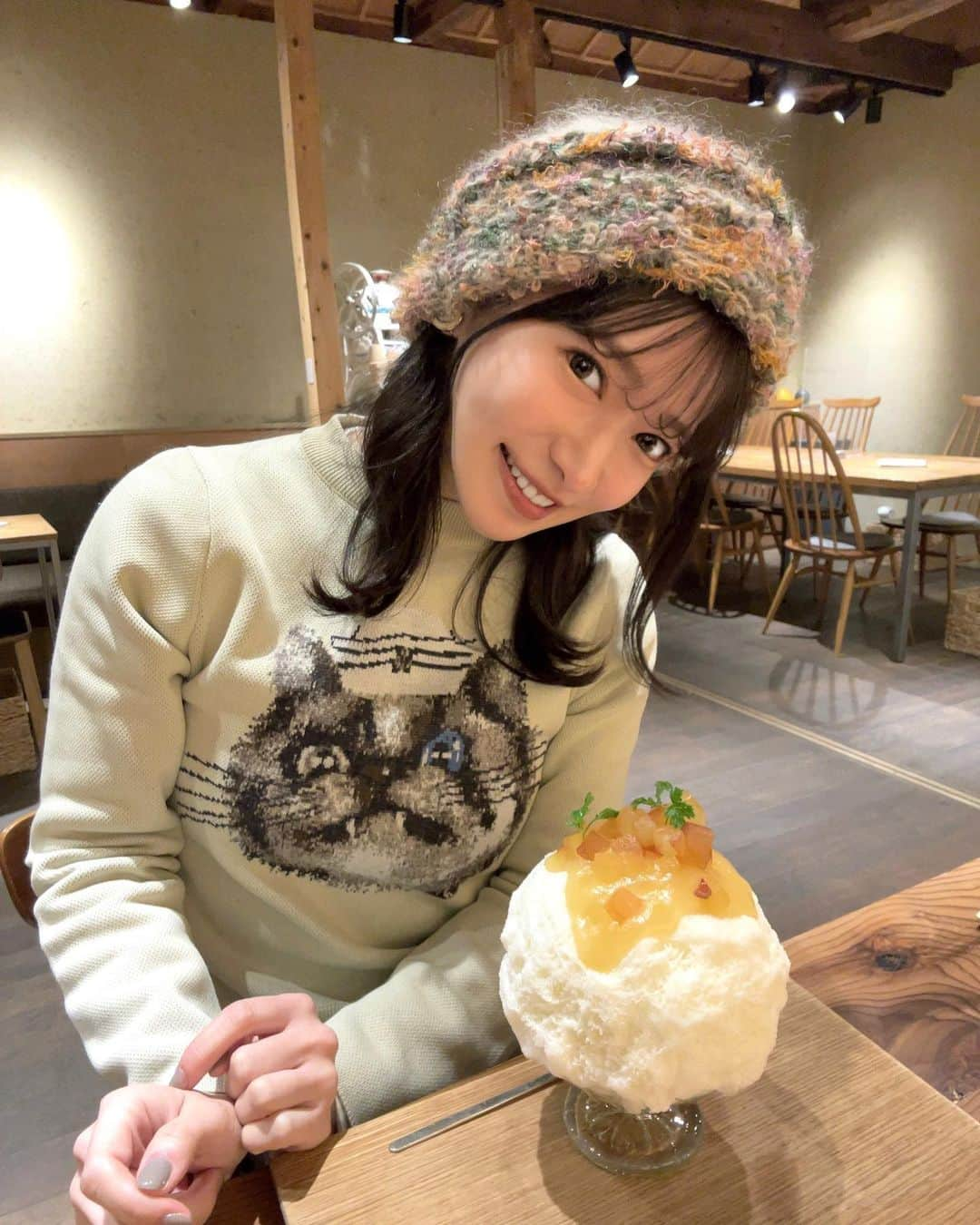 渚志帆のインスタグラム：「大阪 茨木『氷とお芋のお店 らんらん』さん🍧  ＊芋づくし ＊りんごレアチーズ  念願のらんらんさーーん🐼💓 夏の時期は予約とれずシクシクしてましたが、この日はめちゃくちゃ寒かったせいか予約とれてラッキーでした！ お店が移転する前の商店街時代の頃から知っててずっと行きたくて狙っていたけどホント予約がすぐ埋まってしまって行けずやっとの思い🥹 超極暖ヒートテックを2枚着用して、背中にカイロ2枚とお腹にカイロ1枚で防寒して参戦🍧 定番の芋づくし🍠 お芋蜜が甘くて柔らかくて一口食べた瞬間からさつまいも天国が広がった...！ かき氷なのにあの焼き芋のようなホクホク感を感じるッ 中にはお芋餡が入っていてこれが更にお芋感をしっかり味わわせてくれます🥹✨ お塩とカラメルが別添えであって両方とも楽しめる！けど、あまじょっぱが大好物な私は断然お塩派でした🫶 カラメルは甘さ控えめでほろ苦くて、これもお芋とのマッチングすばらすぃ...！ 大好評なお芋のソフトクリームトッピングがあってつけたかったけど、このお店の前に他店で既に三杯食べてしまっていて食べ切れるか不安だったので断念..また次回にｯｯ😭！！ 今の旬のりんご🍎レアチーズ🍧 小さく切ったりんごがたっぷり散りばめられていてかわゆし🌼 こちらのりんごはシナノスイート🍎 りんごが甘酸っぱくてシャキッとしていて程よい酸味ありうま🤤🌟 レアチーズミルクで甘さとコクを出していてヨーグルトクリームでさっぱり感！ めちゃくちゃに軽くてするっするに食べれる！！ なんせ氷がふわっふわだからそれだけでも美味しいのに、素材が全て良すぎました🥹✨ らんらんさんにまじでらんらん。 美味しくご馳走様でした🙏✨」