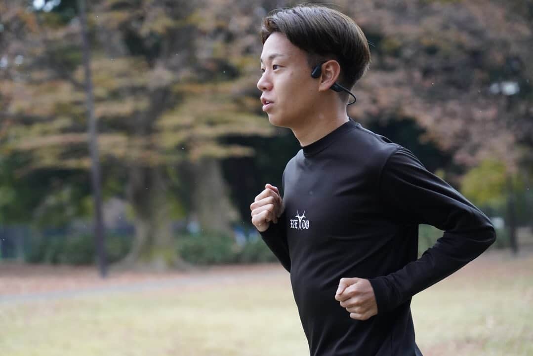 神野大地のインスタグラム：「普段走る時に音楽を聞かない僕にShokzさんからYouTube案件の話を頂きました。  初体験の骨伝導イヤフォン。 正直にレビューしてるので、Shokzを気になっている方はぜひYouTube動画観てください。」
