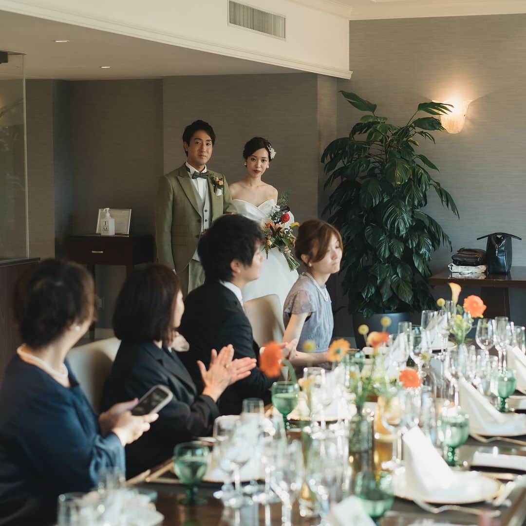 ホテル椿山荘東京ウエディングさんのインスタグラム写真 - (ホテル椿山荘東京ウエディングInstagram)「❤  少人数向けの会場 「シェフズテーブル」で ご家族と和やかな時間を♪ …………………………………… 少人数婚希望のカップルに人気の 「シェフズテーブル」での会食風景です💍✨  オープンキッチン付きなので、 できたてのお料理が楽しめるのも魅力💛  ご家族との会話を楽しんだり、 記念撮影をしたりと、 おふたりとご家族の笑顔があふれる すてきなひと時になりました🍀  TOKYO RESORT WEDDING 東京には、ひとを祝福する森がある。  ----------------------------------------------- @hotelchinzansotokyo_wedding のアカウントを タグづけ＆ #椿山荘花嫁 にてご投稿いただいた方より ステキなお写真✨をご紹介させていただきます。 皆さまのご投稿をお待ちしております ------------------------------------------------  #ホテル椿山荘東京ウエディング #ホテル椿山荘東京 #椿山荘結婚式 #東京リゾート #東京リゾートウエディング #tokyoresortwedding #東京花嫁 #関東花嫁 #花嫁ショット  #ウェディングレポ  #ホテルウエディング #結婚式準備  #結婚式場探し #式場見学  #卒花嫁 #2023花嫁 #大人花嫁  #少人数ウエディング #少人数ウェディング #少人数婚 #少人数婚礼 #家族婚 #親族婚  #披露宴 #結婚披露宴 #披露宴会場 #披露宴演出  #結婚式料理 #婚礼料理」11月24日 20時00分 - hotelchinzansotokyo_wedding