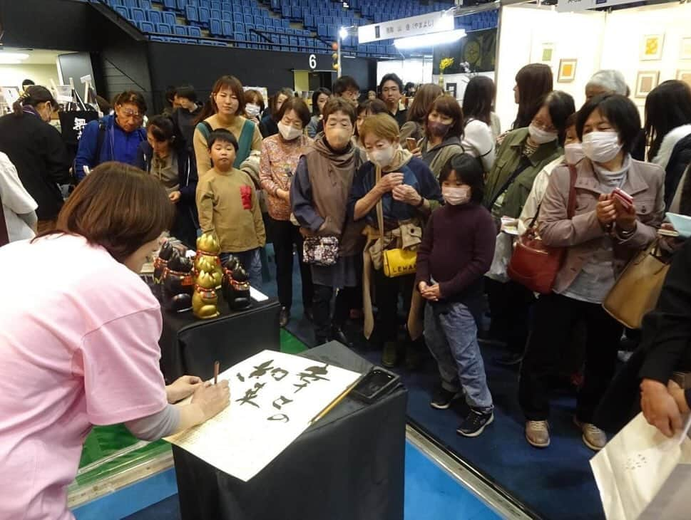 矢野きよ実さんのインスタグラム写真 - (矢野きよ実Instagram)「やきものワールド最終日も大大盛況！ 会場は朝から最後まで、たくさ〜んの みなさんにお越しいただきました。 矢野きよ実チャリティブースも 堺克弘さんとの陶と書の逢いたかったコラボブースでも、みなさんにお逢いでき お話しでき、写真を撮って 楽しくてたまりませんでした。  私はやきものワールド２回目からの参加で 16回目。出店者の皆さん、作家のみなさんと一年に一度逢えることが嬉しくて、そして最後には「また来年なぁ〜元気でおろうなぁー」と忙しく手を振ります。  次回のやきものワールドは ポートメッセに場所を変え 2025年2月末の開催です。 どうか元気でまたお逢いできますように✨  第17回も 心からありがとうございました❣️  やきものワールドアンバサダー 矢野きよ実 #yanokiyomi #矢野きよ実 #矢野きよ実の書  @yakimonoworld」11月24日 19時53分 - yanokiyomi