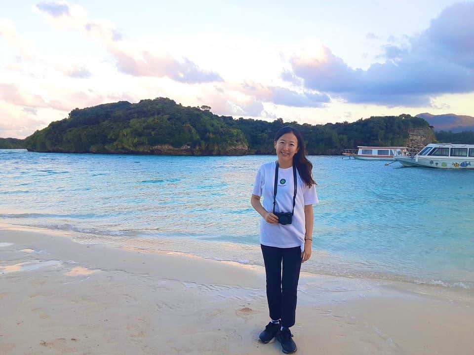 前田真里のインスタグラム：「おはこんばんちは🤗  石垣の皆さま ありがとうございました🙇‍♀️ 取材で本当にお世話になりました！  お会いできて嬉しかったです🍀  あたたかい石垣から飛行機に乗って 福岡到着。外にでたらひんやり。 クリスマス🎄ムード漂っていました。  ギャップにくらっとしながら ダウンコートきて スープいただきます。  湯気みえますか〜❔  これから 長崎に戻ります🚅  *一枚目写真は、親子記者の花城さんが撮影してくださいました📸 感謝🌟また石垣いきたいです！」