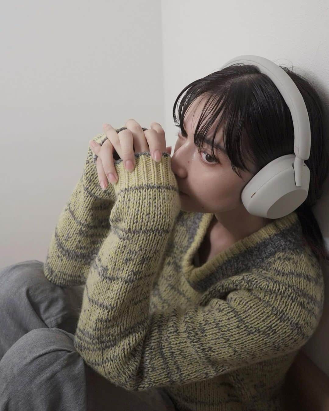 高瀬真奈さんのインスタグラム写真 - (高瀬真奈Instagram)「【Sponsored】   knit,denim,headphones💞💞💞 ペールトーンのコーデでヘッドホンの エクリュカラーに合わせる日🪄 去年全然服買わなかったから、今年 の冬はとにかくファッション楽し む!!!  #PR #ソニーのヘッドホン #styles #WH1000XM5 #sony #ootd #sonyheadphones Sponsored by Sony Marketing Inc.」11月24日 19時54分 - manatakase_
