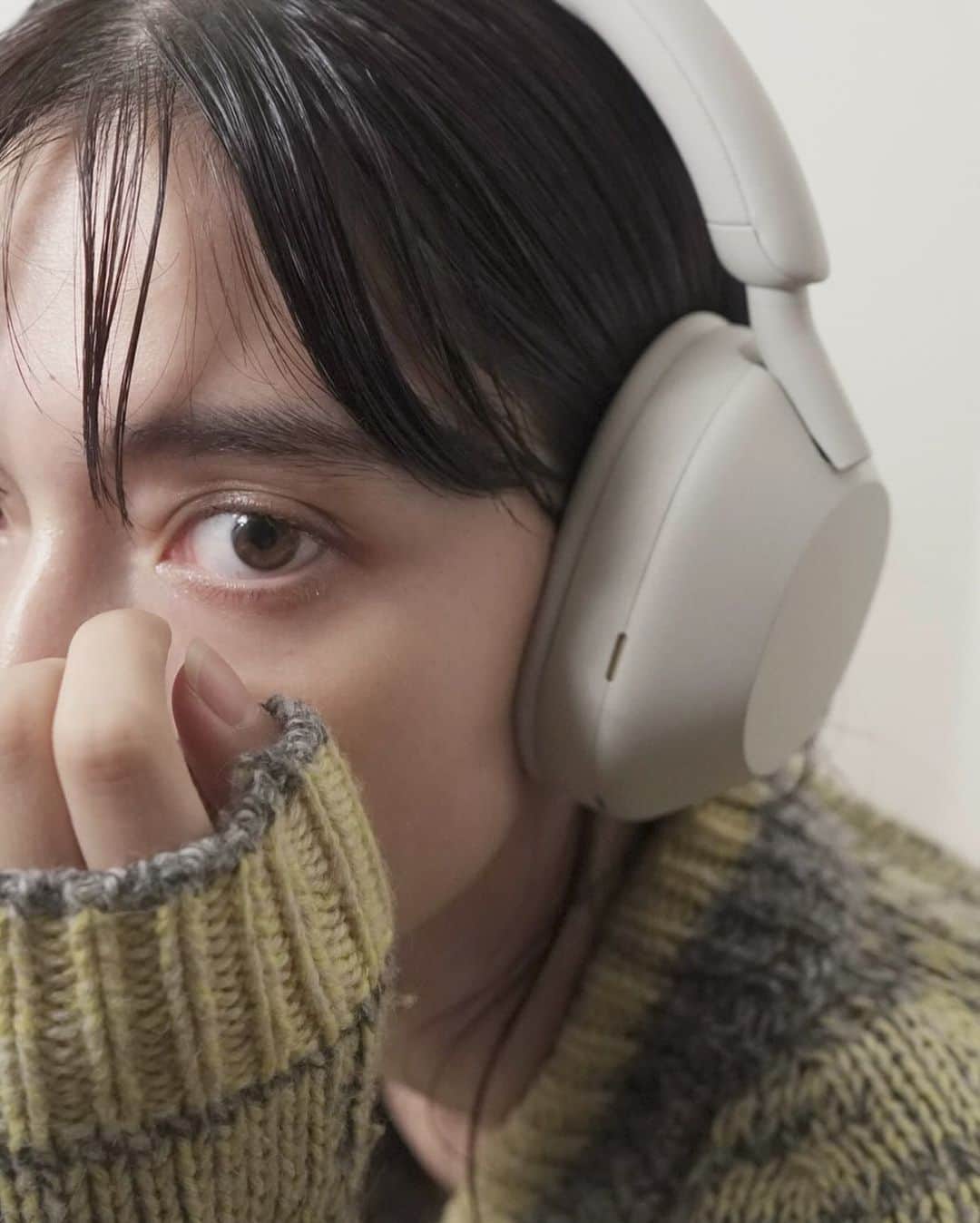 高瀬真奈さんのインスタグラム写真 - (高瀬真奈Instagram)「【Sponsored】   knit,denim,headphones💞💞💞 ペールトーンのコーデでヘッドホンの エクリュカラーに合わせる日🪄 去年全然服買わなかったから、今年 の冬はとにかくファッション楽し む!!!  #PR #ソニーのヘッドホン #styles #WH1000XM5 #sony #ootd #sonyheadphones Sponsored by Sony Marketing Inc.」11月24日 19時54分 - manatakase_