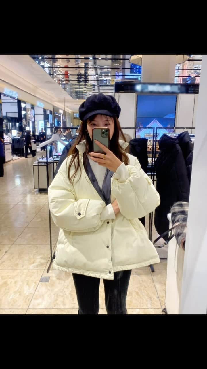 Nagiのインスタグラム：「大丸心斎橋店　本館1Fで開催されてる DUVETICA の POPUP STOREに行ってきました✨  形も綺麗だしデザインもいいし そして何より軽い！！ 軽くて暖かいって最高👏🏻  どれも素敵だったけれどスタイリストさんとのコラボの白のダウンが可愛いかった🥰ツボ  DUVETICA POPUP STOREは 11/22（水）-12/5（火）まで  大丸心斎橋店本館1F 御堂筋側イベントスペースで開催されてます✨  色んなデザインがあったので 是非覗きに行ってみてください☺️  お買い上げの方には オリジナルガーメントケースをプレゼントも✨ 数量限定だそうです。  @duveticajp @daimarushinsaibashi #duvetica#イタリア#ダウンジャケット#pr」