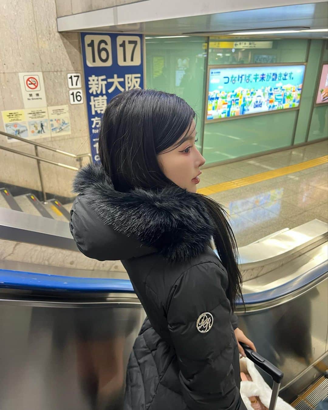 齊藤早紀さんのインスタグラム写真 - (齊藤早紀Instagram)「名古屋出張コーデ🧥 お問い合わせ殺到だった全方位無敵ダウン着て行った♡♡笑  去年より軽くなった上に保温性が高まって 暖かさもアップした⤴️ キャリーに入れててもシルエット崩れなかった神。  シルエットも更に改良されて美シルエットの最上級を 追求した全方位無敵リバイバルダウン！！！  皆発売まで待っててくれてありがとう（ ; ; ） 今週の日曜日に発売するから、ほんの少し待っててね😗🩷  #Darich#ダーリッチ#ダウン#ダウンジャケット」11月24日 19時54分 - saki__saito