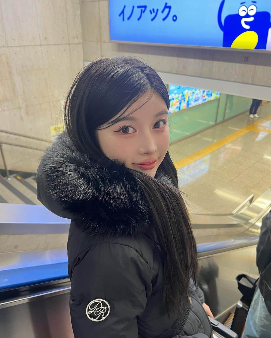 齊藤早紀さんのインスタグラム写真 - (齊藤早紀Instagram)「名古屋出張コーデ🧥 お問い合わせ殺到だった全方位無敵ダウン着て行った♡♡笑  去年より軽くなった上に保温性が高まって 暖かさもアップした⤴️ キャリーに入れててもシルエット崩れなかった神。  シルエットも更に改良されて美シルエットの最上級を 追求した全方位無敵リバイバルダウン！！！  皆発売まで待っててくれてありがとう（ ; ; ） 今週の日曜日に発売するから、ほんの少し待っててね😗🩷  #Darich#ダーリッチ#ダウン#ダウンジャケット」11月24日 19時54分 - saki__saito