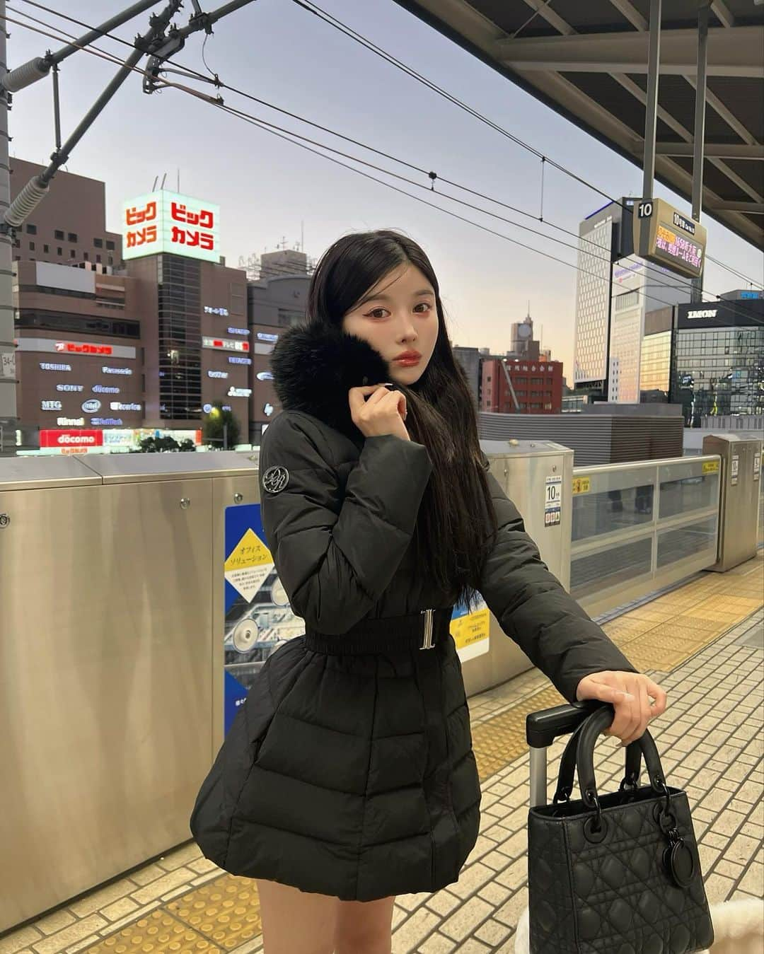 齊藤早紀さんのインスタグラム写真 - (齊藤早紀Instagram)「名古屋出張コーデ🧥 お問い合わせ殺到だった全方位無敵ダウン着て行った♡♡笑  去年より軽くなった上に保温性が高まって 暖かさもアップした⤴️ キャリーに入れててもシルエット崩れなかった神。  シルエットも更に改良されて美シルエットの最上級を 追求した全方位無敵リバイバルダウン！！！  皆発売まで待っててくれてありがとう（ ; ; ） 今週の日曜日に発売するから、ほんの少し待っててね😗🩷  #Darich#ダーリッチ#ダウン#ダウンジャケット」11月24日 19時54分 - saki__saito