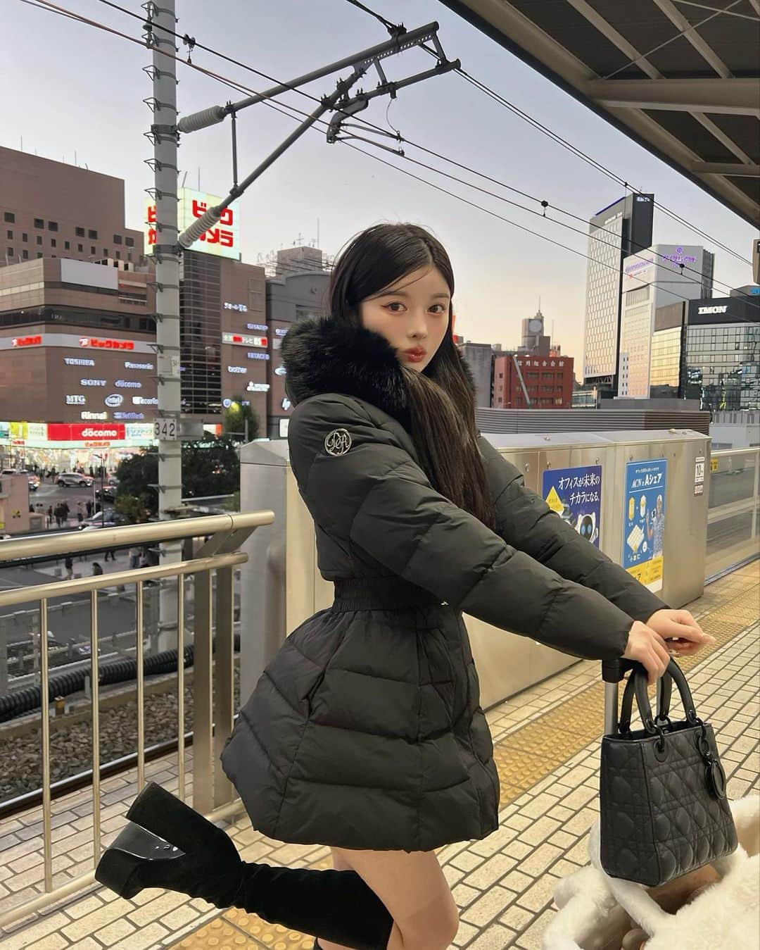 齊藤早紀さんのインスタグラム写真 - (齊藤早紀Instagram)「名古屋出張コーデ🧥 お問い合わせ殺到だった全方位無敵ダウン着て行った♡♡笑  去年より軽くなった上に保温性が高まって 暖かさもアップした⤴️ キャリーに入れててもシルエット崩れなかった神。  シルエットも更に改良されて美シルエットの最上級を 追求した全方位無敵リバイバルダウン！！！  皆発売まで待っててくれてありがとう（ ; ; ） 今週の日曜日に発売するから、ほんの少し待っててね😗🩷  #Darich#ダーリッチ#ダウン#ダウンジャケット」11月24日 19時54分 - saki__saito
