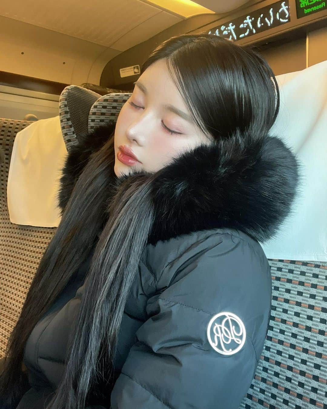 齊藤早紀さんのインスタグラム写真 - (齊藤早紀Instagram)「名古屋出張コーデ🧥 お問い合わせ殺到だった全方位無敵ダウン着て行った♡♡笑  去年より軽くなった上に保温性が高まって 暖かさもアップした⤴️ キャリーに入れててもシルエット崩れなかった神。  シルエットも更に改良されて美シルエットの最上級を 追求した全方位無敵リバイバルダウン！！！  皆発売まで待っててくれてありがとう（ ; ; ） 今週の日曜日に発売するから、ほんの少し待っててね😗🩷  #Darich#ダーリッチ#ダウン#ダウンジャケット」11月24日 19時54分 - saki__saito