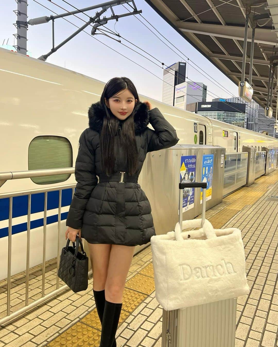 齊藤早紀さんのインスタグラム写真 - (齊藤早紀Instagram)「名古屋出張コーデ🧥 お問い合わせ殺到だった全方位無敵ダウン着て行った♡♡笑  去年より軽くなった上に保温性が高まって 暖かさもアップした⤴️ キャリーに入れててもシルエット崩れなかった神。  シルエットも更に改良されて美シルエットの最上級を 追求した全方位無敵リバイバルダウン！！！  皆発売まで待っててくれてありがとう（ ; ; ） 今週の日曜日に発売するから、ほんの少し待っててね😗🩷  #Darich#ダーリッチ#ダウン#ダウンジャケット」11月24日 19時54分 - saki__saito
