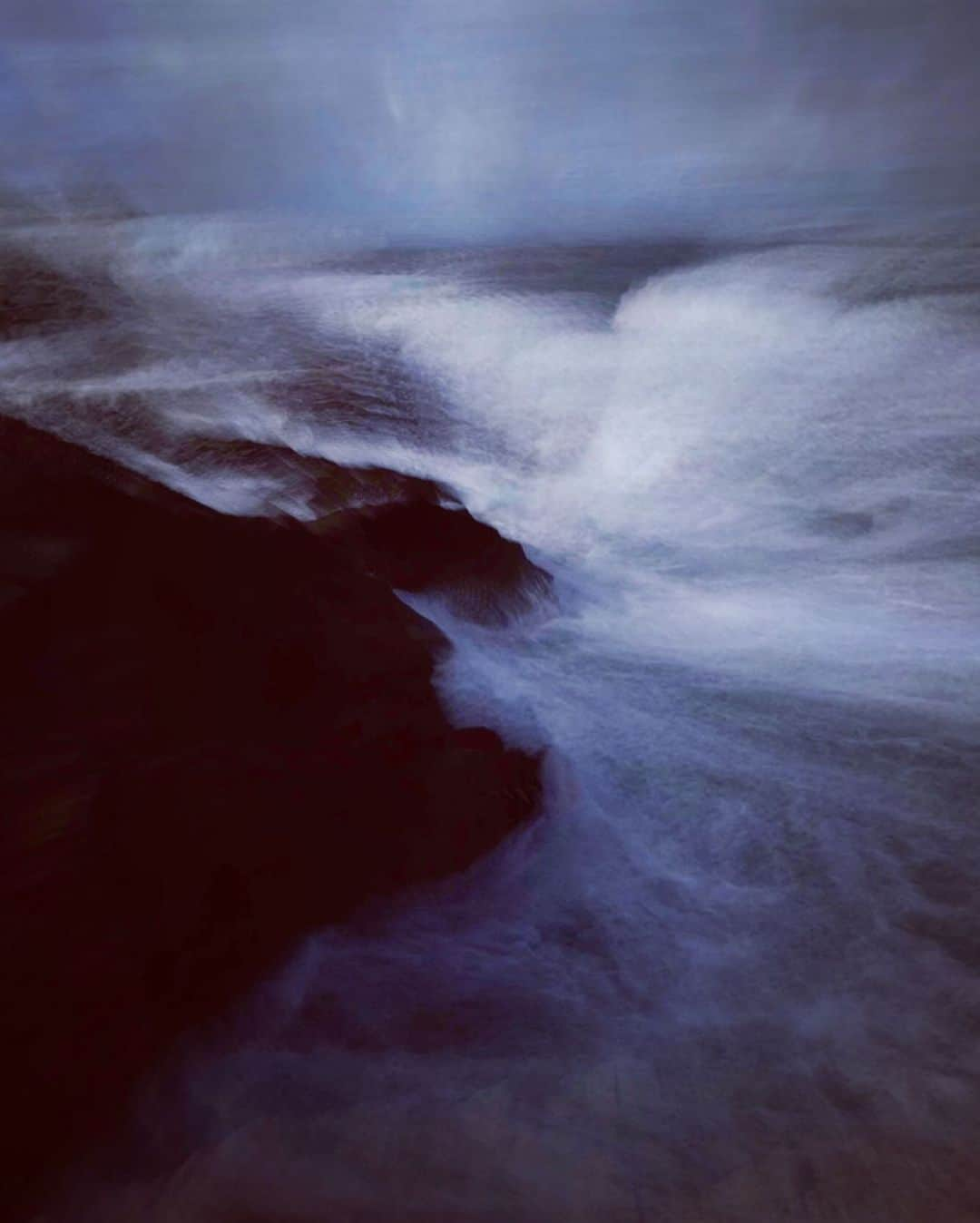 ニック・ナイトのインスタグラム：「Enjoying a quiet moment of calm and thought for my birthday.  🌊☁️🎈」