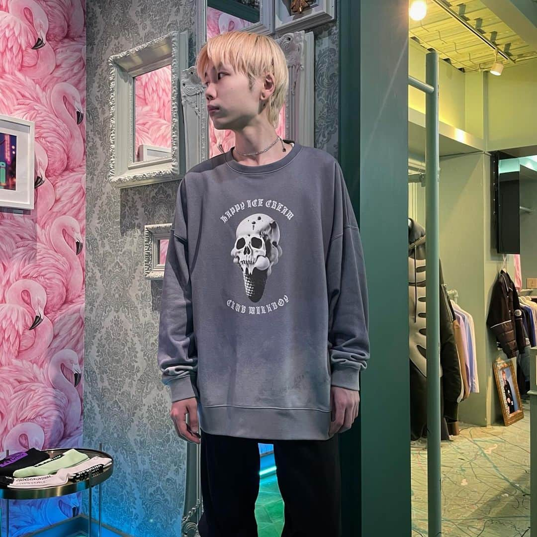 ミルクボーイさんのインスタグラム写真 - (ミルクボーイInstagram)「MILKBOY 2023 WINTER COLLECTION  ICECREAME SKULL SWEATS ¥14,300-.  スカルになったアイスクリームのグラフィックが目を引くプルオーバースウェットが入荷しました💀🍨 グラデーションになったカラーリングもポイント💥 ルーズなサイズ感で男女問わずご着用いただけます。」11月24日 19時56分 - milkboyharajuku