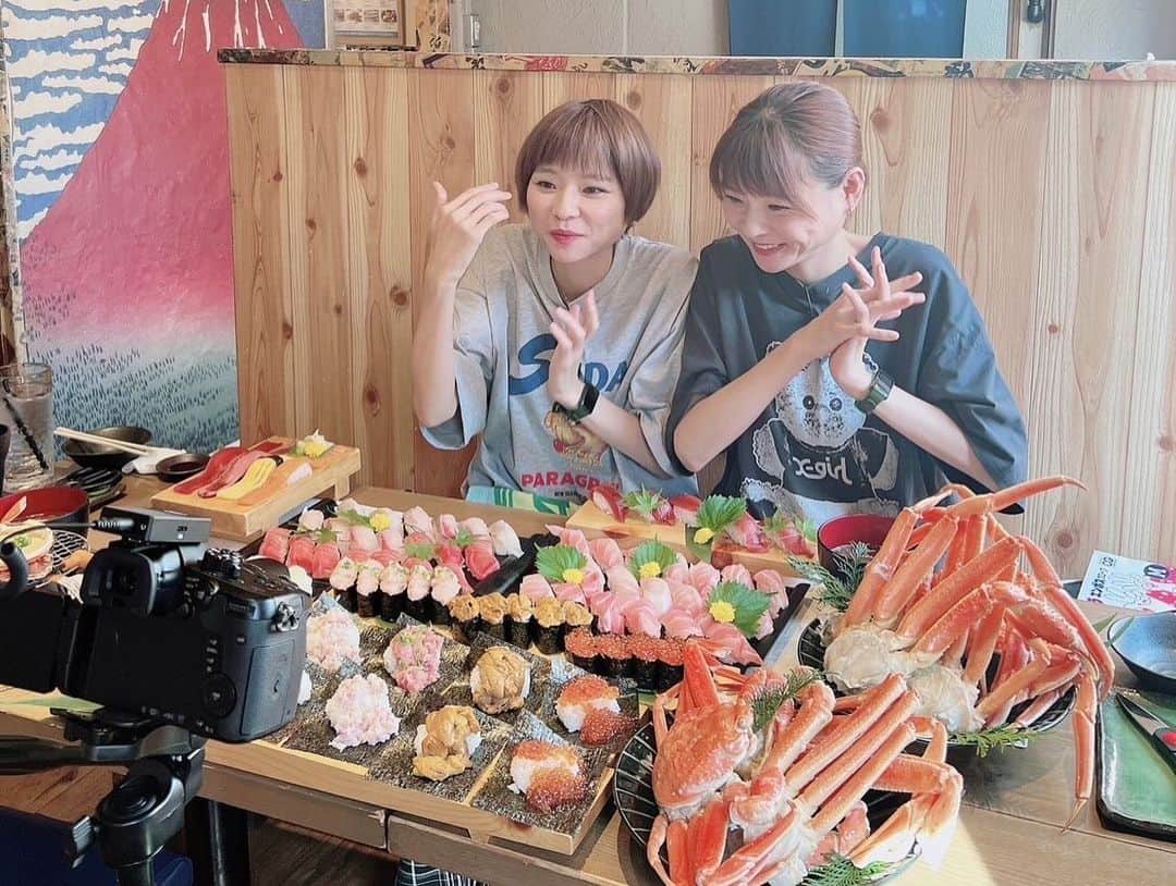あこさんのインスタグラム写真 - (あこInstagram)「すし酒場フジヤマ(秋葉原店)さんのお寿司と蟹が食べ放題のコース🍣🦀 久しぶりに蟹食べて美味しすぎて感動した🥹こんなに美味しかったっけ？？って2人で言いまくった😂身がぎっしりで剥き甲斐があった🦀蟹って剥くの大変やけどその労力の分美味しさ倍増するよね🥹実家でよく蟹すきしとってお母さんが剥いてくれたの思い出した！愛でしかない…！蟹味噌も濃厚でめちゃくちゃ美味しかった🥹✨ #すし酒場フジヤマ #お寿司 #蟹 #食べ放題 #お寿司食べ放題 #蟹食べ放題 #秋葉原グルメ #デカ盛り #大食い #双子 #はらぺこツインズ #大食い女子 #먹방 #대식가 #먹팔  #먹스타그램 #大胃王 #モッパン #ความตะกละ #Ham ăn #Gula」11月24日 19時57分 - harapeko__ako