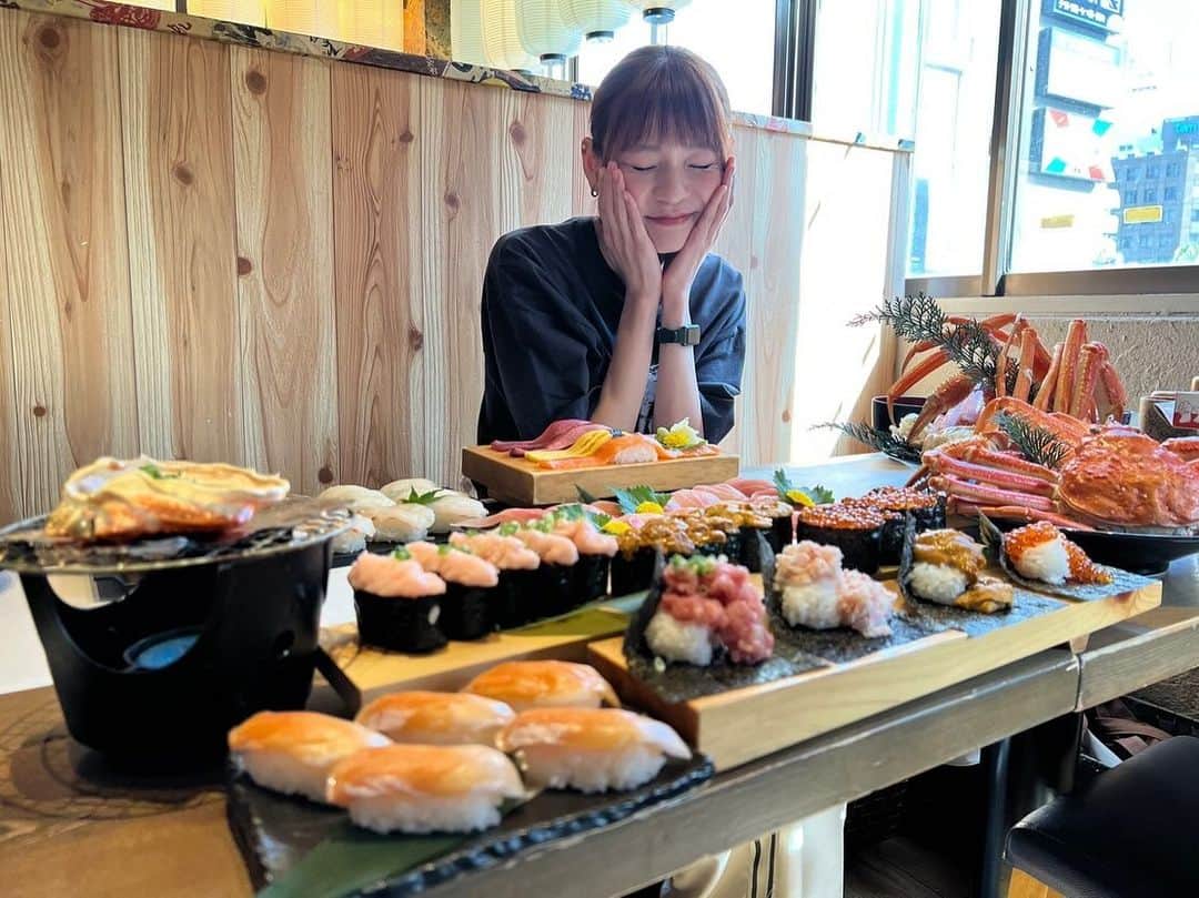 あこさんのインスタグラム写真 - (あこInstagram)「すし酒場フジヤマ(秋葉原店)さんのお寿司と蟹が食べ放題のコース🍣🦀 久しぶりに蟹食べて美味しすぎて感動した🥹こんなに美味しかったっけ？？って2人で言いまくった😂身がぎっしりで剥き甲斐があった🦀蟹って剥くの大変やけどその労力の分美味しさ倍増するよね🥹実家でよく蟹すきしとってお母さんが剥いてくれたの思い出した！愛でしかない…！蟹味噌も濃厚でめちゃくちゃ美味しかった🥹✨ #すし酒場フジヤマ #お寿司 #蟹 #食べ放題 #お寿司食べ放題 #蟹食べ放題 #秋葉原グルメ #デカ盛り #大食い #双子 #はらぺこツインズ #大食い女子 #먹방 #대식가 #먹팔  #먹스타그램 #大胃王 #モッパン #ความตะกละ #Ham ăn #Gula」11月24日 19時57分 - harapeko__ako
