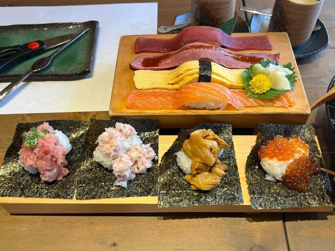 あこさんのインスタグラム写真 - (あこInstagram)「すし酒場フジヤマ(秋葉原店)さんのお寿司と蟹が食べ放題のコース🍣🦀 久しぶりに蟹食べて美味しすぎて感動した🥹こんなに美味しかったっけ？？って2人で言いまくった😂身がぎっしりで剥き甲斐があった🦀蟹って剥くの大変やけどその労力の分美味しさ倍増するよね🥹実家でよく蟹すきしとってお母さんが剥いてくれたの思い出した！愛でしかない…！蟹味噌も濃厚でめちゃくちゃ美味しかった🥹✨ #すし酒場フジヤマ #お寿司 #蟹 #食べ放題 #お寿司食べ放題 #蟹食べ放題 #秋葉原グルメ #デカ盛り #大食い #双子 #はらぺこツインズ #大食い女子 #먹방 #대식가 #먹팔  #먹스타그램 #大胃王 #モッパン #ความตะกละ #Ham ăn #Gula」11月24日 19時57分 - harapeko__ako