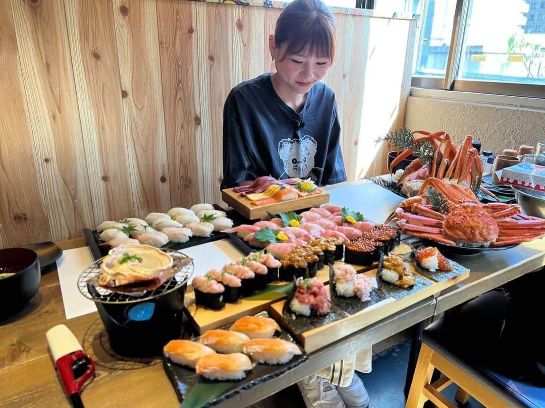 あこさんのインスタグラム写真 - (あこInstagram)「すし酒場フジヤマ(秋葉原店)さんのお寿司と蟹が食べ放題のコース🍣🦀 久しぶりに蟹食べて美味しすぎて感動した🥹こんなに美味しかったっけ？？って2人で言いまくった😂身がぎっしりで剥き甲斐があった🦀蟹って剥くの大変やけどその労力の分美味しさ倍増するよね🥹実家でよく蟹すきしとってお母さんが剥いてくれたの思い出した！愛でしかない…！蟹味噌も濃厚でめちゃくちゃ美味しかった🥹✨ #すし酒場フジヤマ #お寿司 #蟹 #食べ放題 #お寿司食べ放題 #蟹食べ放題 #秋葉原グルメ #デカ盛り #大食い #双子 #はらぺこツインズ #大食い女子 #먹방 #대식가 #먹팔  #먹스타그램 #大胃王 #モッパン #ความตะกละ #Ham ăn #Gula」11月24日 19時57分 - harapeko__ako