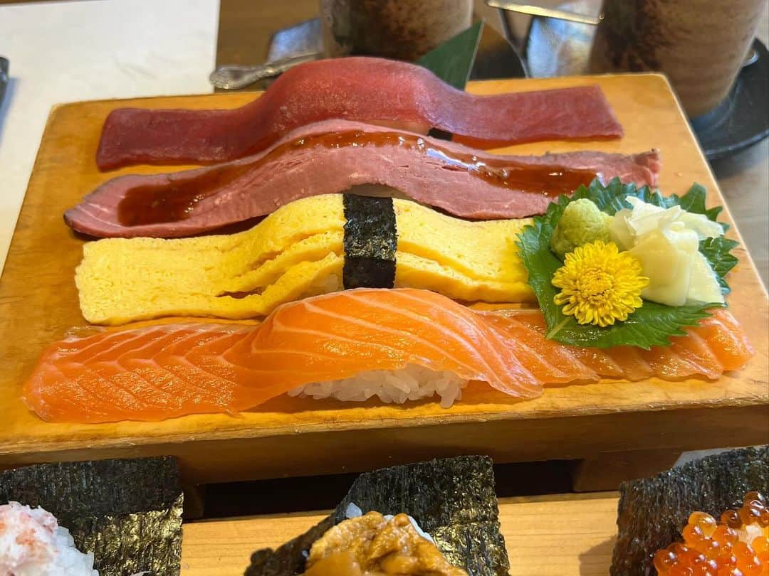 あこさんのインスタグラム写真 - (あこInstagram)「すし酒場フジヤマ(秋葉原店)さんのお寿司と蟹が食べ放題のコース🍣🦀 久しぶりに蟹食べて美味しすぎて感動した🥹こんなに美味しかったっけ？？って2人で言いまくった😂身がぎっしりで剥き甲斐があった🦀蟹って剥くの大変やけどその労力の分美味しさ倍増するよね🥹実家でよく蟹すきしとってお母さんが剥いてくれたの思い出した！愛でしかない…！蟹味噌も濃厚でめちゃくちゃ美味しかった🥹✨ #すし酒場フジヤマ #お寿司 #蟹 #食べ放題 #お寿司食べ放題 #蟹食べ放題 #秋葉原グルメ #デカ盛り #大食い #双子 #はらぺこツインズ #大食い女子 #먹방 #대식가 #먹팔  #먹스타그램 #大胃王 #モッパン #ความตะกละ #Ham ăn #Gula」11月24日 19時57分 - harapeko__ako