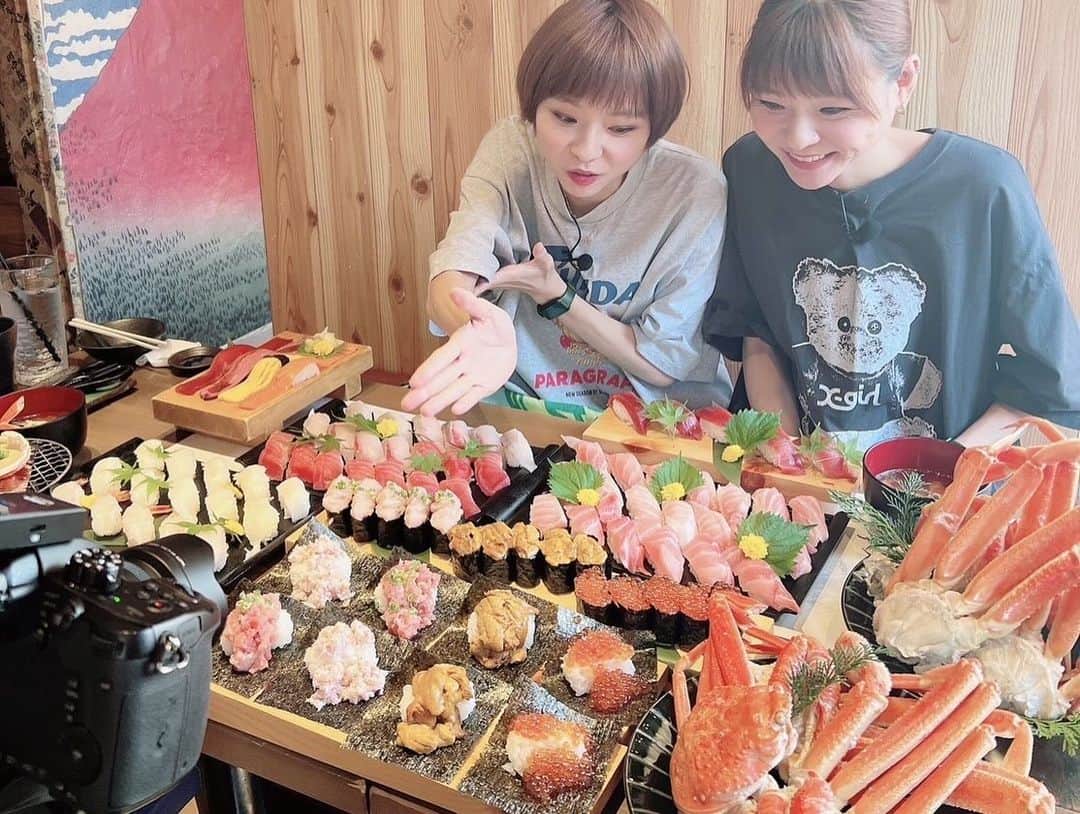 あこさんのインスタグラム写真 - (あこInstagram)「すし酒場フジヤマ(秋葉原店)さんのお寿司と蟹が食べ放題のコース🍣🦀 久しぶりに蟹食べて美味しすぎて感動した🥹こんなに美味しかったっけ？？って2人で言いまくった😂身がぎっしりで剥き甲斐があった🦀蟹って剥くの大変やけどその労力の分美味しさ倍増するよね🥹実家でよく蟹すきしとってお母さんが剥いてくれたの思い出した！愛でしかない…！蟹味噌も濃厚でめちゃくちゃ美味しかった🥹✨ #すし酒場フジヤマ #お寿司 #蟹 #食べ放題 #お寿司食べ放題 #蟹食べ放題 #秋葉原グルメ #デカ盛り #大食い #双子 #はらぺこツインズ #大食い女子 #먹방 #대식가 #먹팔  #먹스타그램 #大胃王 #モッパン #ความตะกละ #Ham ăn #Gula」11月24日 19時57分 - harapeko__ako