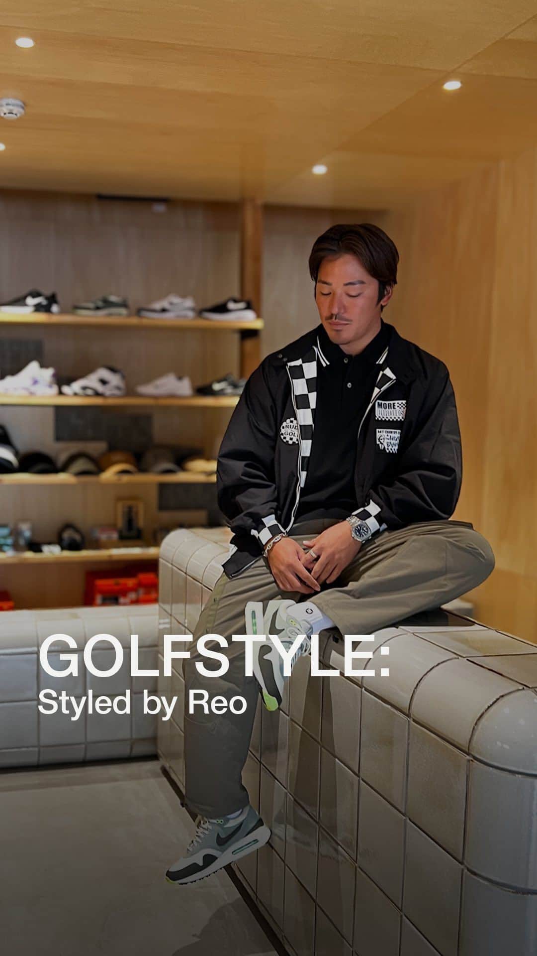 金尾玲生のインスタグラム：「ゴルフ場でのスタイリングを紹介するシリーズ “GOLFSTYLE” の Ep.9 は @reokanao をフィーチャーした “Styled by Reo” 。  街でも着られるようなストリートスタイルとゴルファーらしく締まった2スタイルを提案した Reo。ストリートスタイルの LOOK 1では、内側のチェッカー柄が印象的で胸のワッペンが良いアクセントのドリズラージャケットを選んだ。パンツはテイラーメイドとユナイテッドアローズのコラボパンツで、ゆるめのシルエットがストリート感をより演出。LOOK 1のパンツとシューズをキープして、トップスを変えた LOOK 2。 Reo 自身のブランド @solidex_by_solid のモックネックに、機能性の高い Hypegolf のフーディとベストを合わせた。全体的にまとまったスタイルに。  LOOK 1 🔽 POLO (XL): @bedwin_official x @anticountryclubtokyo / 27,500円 JACKET (XXL): @bedwin_official x @anticountryclubtokyo / 60,500円 PANTS (L): @taylormade_golf_japan_apparel_ x @unitedarrows_golf / 30,800円 SOCKS: @stance_japan / 1,980円 SHOES: @nike / 21,450円  LOOK 2 🔽 MOCK (L): @solidex_by_solid / 22,000円 HOODIE (L): @hypegolfjapan / 30,800円 VEST (L): @hypegolfjapan / 35,200円 CAP: @solidex_by_solid / 9,350円  Model: Reo Kanao （モデル身長: 171cm）  これらのアイテムは Hypegolf 代官山ストアおよびオンライン EC サイトにて販売中。詳しくはプロフィールの🔗からご確認を  Video: Yuri Furuuchi / Hypegolf」