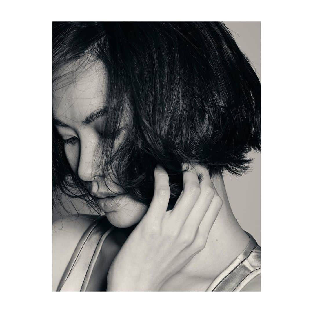 濱田玲のインスタグラム：「#無知は罪   人を思い遣っているようで 自身のストレス発散のための正義を振りかざし 無自覚に他者を傷つけるひとがいる  そんな人がいると知ると 反面教師で自分も無自覚にやらかしてないか不安にもなる  『火のないところに煙は立たない』 とも言うけれど 噂話だけに翻弄されず 自分で見て、自分で感じて、 果たしてそれが最善の行動か？  くらいの人間性や理性は持ち合わせたいし  〝本当のことしか残らない〟 と私は信じたい。  #友達の嫌いな人を自分も嫌いとは限らない #世の中には合わないひとだっている #人伝よりも自分で知ることの大切さ  📷　@shiloseike  💄　@glamsken」