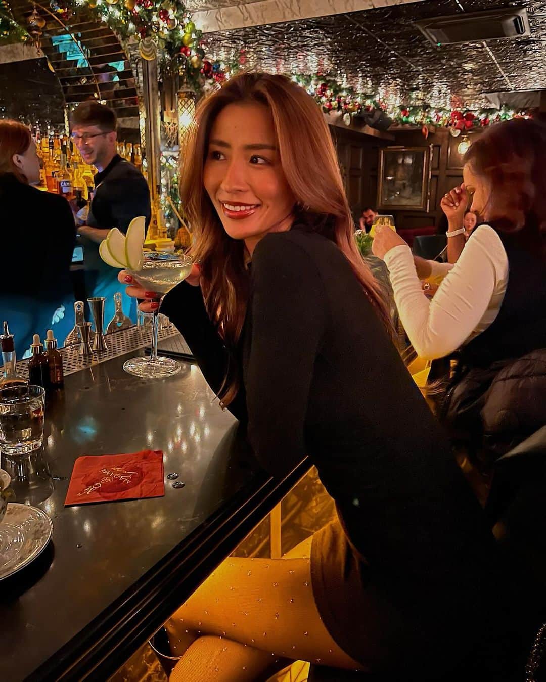 MIYAのインスタグラム：「Girl's night out in NY 💃🏽🖤  1枚目の写真 "BIG APPLE"っていうカクテルを頼んだんだけど.. (名前だけで選んだの  3すすりで飲むのやめました☺️強すぎたw 冒険しないことが1番だね😂 一杯3千円☺️♥️  #ny #nyc #nightout」