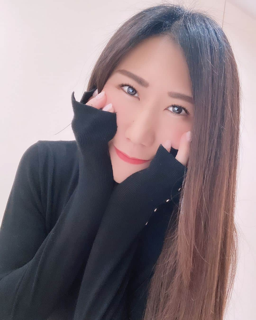 ほんまかよこのインスタグラム：「🖤🖤🖤  今日も黒を着ています。  レフェリーっぽくカッコよくなりたいと思うと黒を着てしまいます。笑」