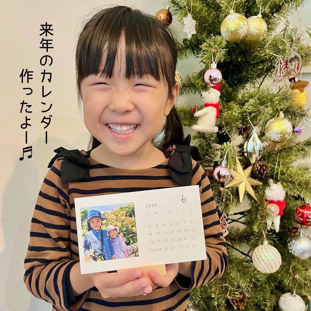 makikoさんのインスタグラム写真 - (makikoInstagram)「❤︎ 毎年作ってるパパス用のカレンダーが完成っ⭐️👨🏻  今年は木製卓上カレンダーにしてみたよ😊 これ、カレンダーとして使い終わっても写真部分だけ切り離して飾り続けることができるねん✨👏🏻  インドネシアのオフィスに置いてくれてるから、 見てて楽しいカレンダーになるようにおもしろ写真を散りばめてみました😘笑  カレンダーの数字はエイトの手書きで📝💓 去年よりもキレイになってて成長が感じられました👦🏻💫  @okuru_calendar のアプリでスマホで簡単に思い出カレンダーが作れるから、ぜひ作ってみてね🫶🏻  10%offクーポンもあるから使ってね🕊️ 【batako54324】（有効期限：2024.3.31まで）  お得な早割りも2023年末までやってるよーっ❣️  #OKURU #カレンダー #家族カレンダー  #カレンダーアプリ #カレンダー作り #PR」11月24日 20時09分 - batako93