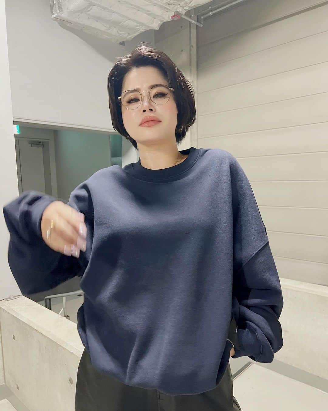 金子若菜のインスタグラム：「⠀ やばい。 私服もWONEM着てる写真も全然ない。 忙しいと本当忘れちゃう、撮ってもらうの。 来週、プレスチームがリール撮影する言ってたから(確か) 俺も撮ってもらおう←  ⠀ 悔しさでそりゃあ、半目にもなりますわ。  それにしてもなんか足、赤くね？  まぁ、いいや、そんなことより、 今週もお疲れ様だぜ？俺ら。  #スウェットは1月発売だにょ #WONEM #ウォンエム」