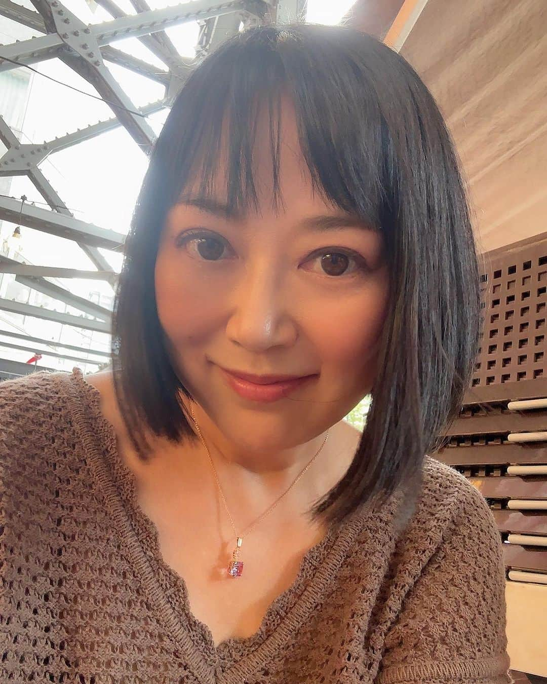 大西結花のインスタグラム：「これはヌナボブ（누나밥）というヘアスタイルなのだそうです❤️ ヌナ、って韓国語で男の子から親しみを込めて年上女性を呼ぶ言葉だそうで、「お姉さん」という意味らしいです💖 大人っぽい、お姉さん♡なボブ。 素敵な響きですよね☺️✨  しばらくこの長さを楽しもうかなー✨って思っちゃうくらい、馴染んできました🩷  明日のライブではこのヘアスタイルの私に会いに来てください🥰  #大西結花 #yuka #yukaonishi #ボブ #ヘアスタイル #ヌナボブ #ヌナ #누나밥 #누나 #お姉さん #おとなっぽい #大人 #50代 #アラ還 #80年代アイドル #japanese #japaneseidol #80s #ヘアドネーション #ヘアドネーション賛同サロン #hairdonation #50cm」