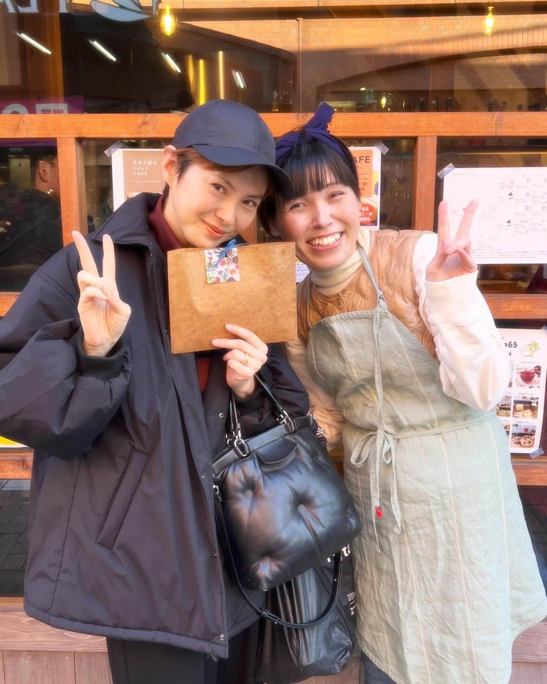 今宿麻美さんのインスタグラム写真 - (今宿麻美Instagram)「誠子さんに会いに、『誠子マルシェ』へ♡  誠子さんとの出会いは、 私のインスタライブを誠子さんが見てくださっていて、 まさかと思いきや招待してみたら、 まさかのご本人が登場してくださり、 初めましてなのに気さくにお話ししていただいて。。  そして、 ようやく、 初めて生でお会いできました！！！  嬉しくて嬉しくて♡ テンションブチ上がり♡  今日はチラッとしかお会い出来なかったので、 次はゆっくり会いたいです！！ おチビ達も。  次回の誠子マルシェは絶対食べに行く！！ 誠子さん、ありがとうございました💋 ときめいた♬  @seiko_1204  @merci.asm  #誠子マルシェ」11月24日 20時09分 - imajuku0107