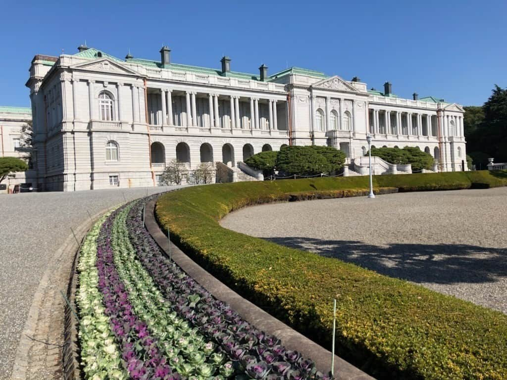 迎賓館赤坂離宮のインスタグラム：「#迎賓館 の庭園の花壇は、四半期ごとに植替えを行っております。 今週よりマリーゴールドから葉ボタンになりました。 来週の休館明けには御覧いただけますので、少し遅めの紅葉とあわせてお楽しみください✨  #迎賓館赤坂離宮 #東京 #港区 #四谷 #国宝 #四ツ谷駅 #参観 #東京散歩 #tokyo」