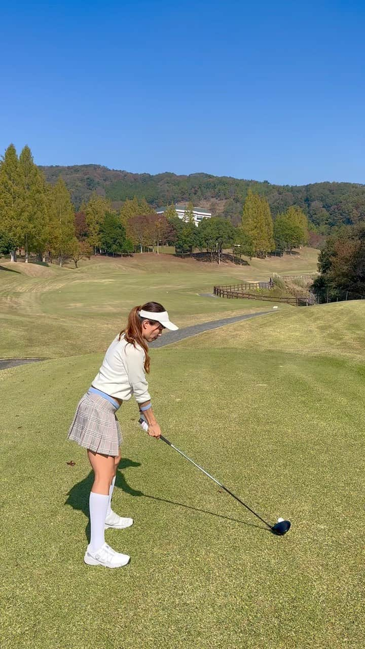 とくさきのインスタグラム：「三日月の最終のPAR5の緊張ティーショット⛳️😇 ここは右に飛ばすとOBになるから、いつも緊張する。笑 今回は無事に成功し、フェアウェイキープできました💕 . 産後のショットの中では、ちゃんとクラブを振れてたかもしれない✨  #ゴルフ#ゴルフ女子#golf#golfgirl#golfswing#ゴルフスイング#sports#スポーツ#スポーツ女子#골프#골프여자#尔夫球#高尔夫#ゴルフウェア#golfwear」