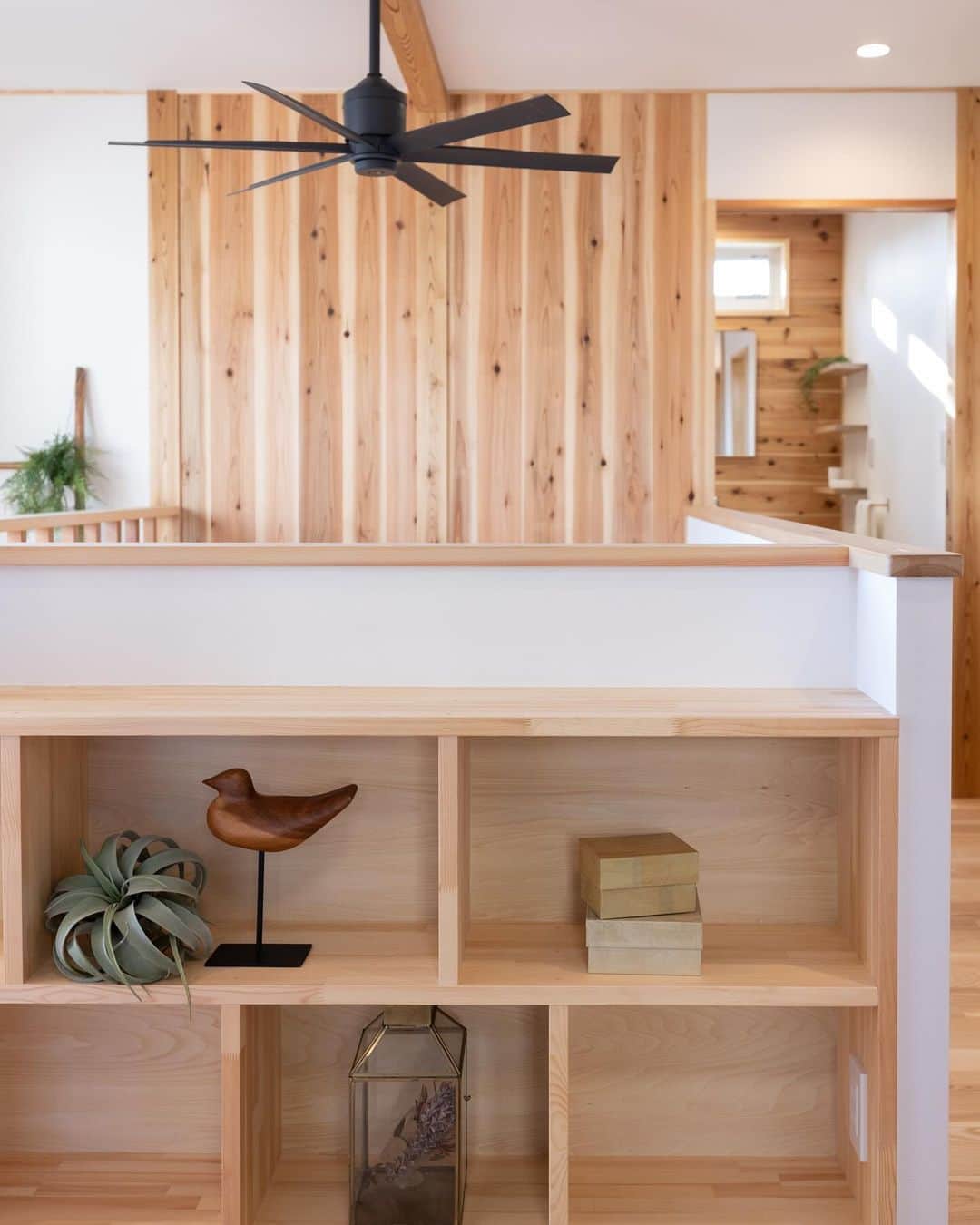 クボタ住建さんのインスタグラム写真 - (クボタ住建Instagram)「「木の家だからできること」  #クボタ住建  2階吹抜けを中心にファミリークローク、乾太くん完備のランドリールーム兼脱衣室、主寝室や子ども部屋が並びます。  吹抜けの腰壁を利用した本棚は家族全員で共有できて人気の造作収納📚  陽当たりのいいベランダはランドリールームからの動線もスムーズで洗濯も楽ちんです🧺  それぞれの居場所を楽しむ家/大和市S邸  ＜クボタ住建施工＞  @kubota_jyuken  #吹抜けリビング  #ファミリークローク #ランドリールーム #Pタイル #洗面脱衣室  #開放感のある家  #本棚 #子ども部屋 #造作収納 #寝室 #アクセントクロス #家事動線   クボタ住建は優しく温かい自然素材の木の家をつくります HP & more photos→@kubota_jyuken 施工事例多数掲載しております。 ホームページへもぜひ↓ https://kubotajyuken.com/  ⭐︎スタッフブログ⭐︎ https://kubotajyuken.com/blog/  #クボタ住建 #神奈川の注文住宅 #大和市#湘南の家#suumo注文住宅 #自由設計 #木の家 #無垢の家 #自然素材の家 #和モダンな家 #暮らしをつくる #暮らしを楽しむ #丁寧な暮らし#構造現し #工務店がつくる家  #工務店だからつくれる家  #工務店   クボタ住建 棟梁の自宅、随時見学受付ます。 資料請求やお問い合わせも是非。 メッセージDMでもどうぞ」11月24日 20時03分 - kubota_jyuken